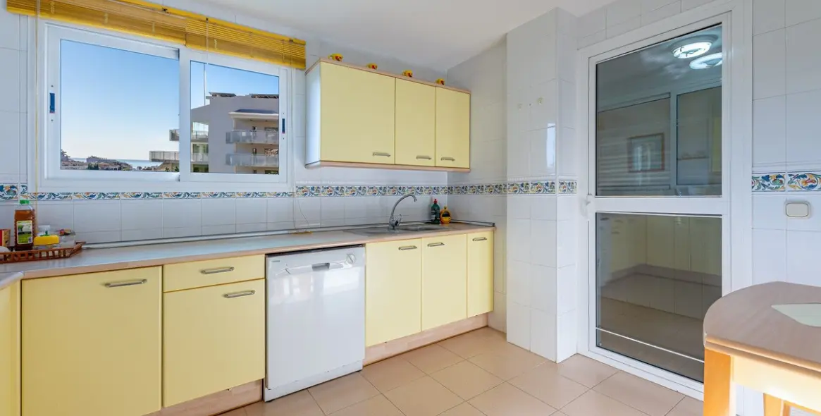 Продажа апартаментов на среднем этаже в Benalmadena Costa 9