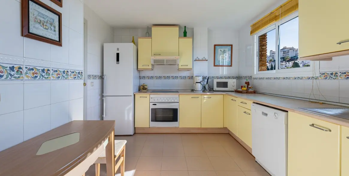 Продажа апартаментов на среднем этаже в Benalmadena Costa 10