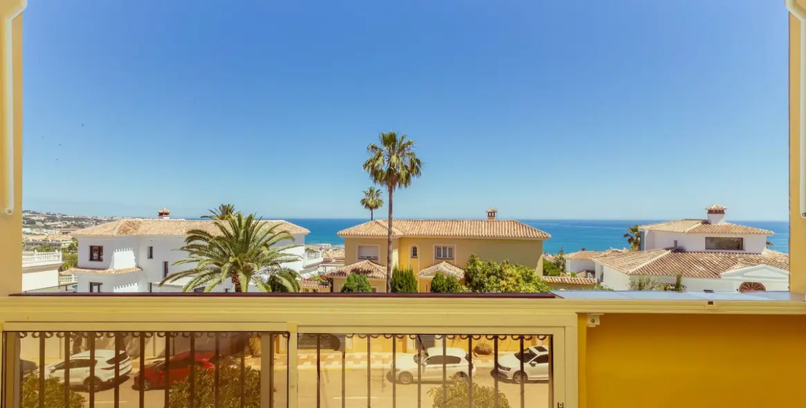 Sale of middle floor apartment in La Cala de Mijas 1
