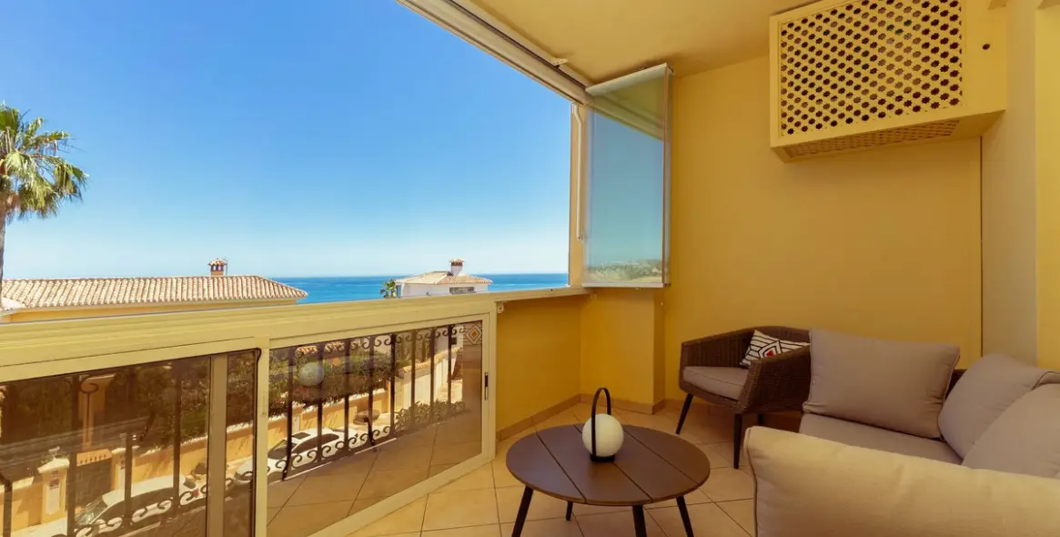 Sale of middle floor apartment in La Cala de Mijas 2