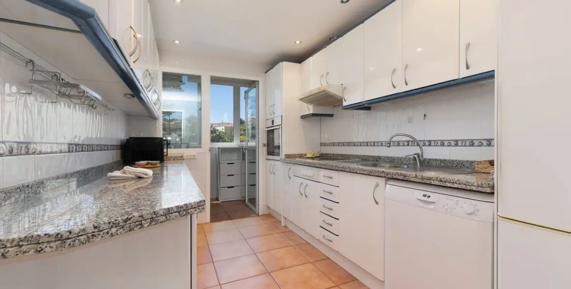 Sale of middle floor apartment in La Cala de Mijas 18