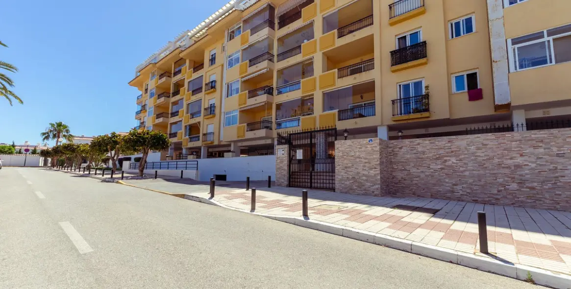 Sale of middle floor apartment in La Cala de Mijas 28