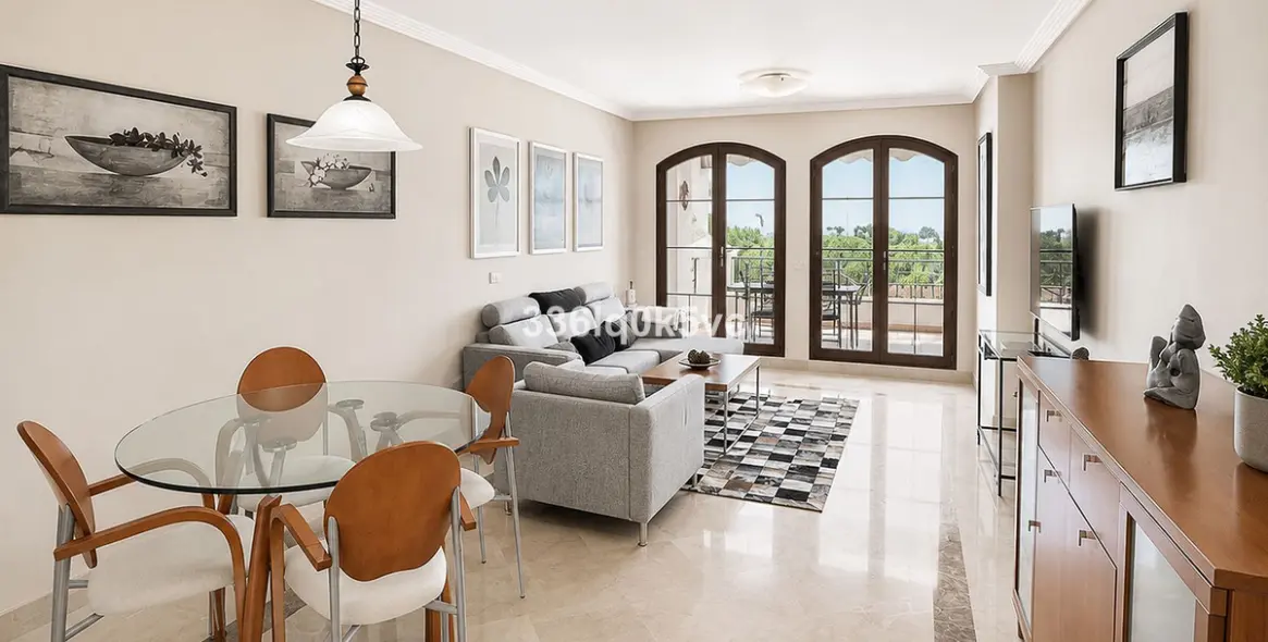 Продажа апартаментов на среднем этаже в Los Arqueros 16