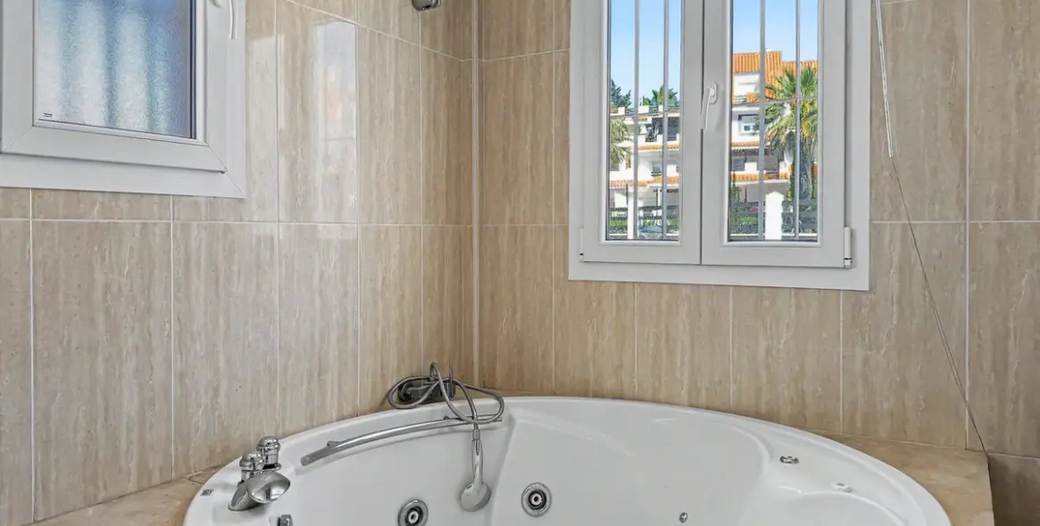 Sale of detached villa in Manilva 39