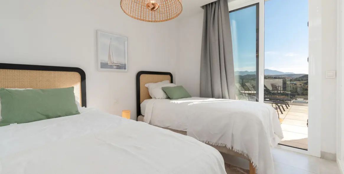 Sale of middle floor apartment in La Cala 20