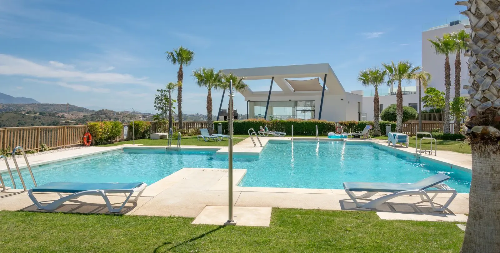 Sale of middle floor apartment in La Cala 27