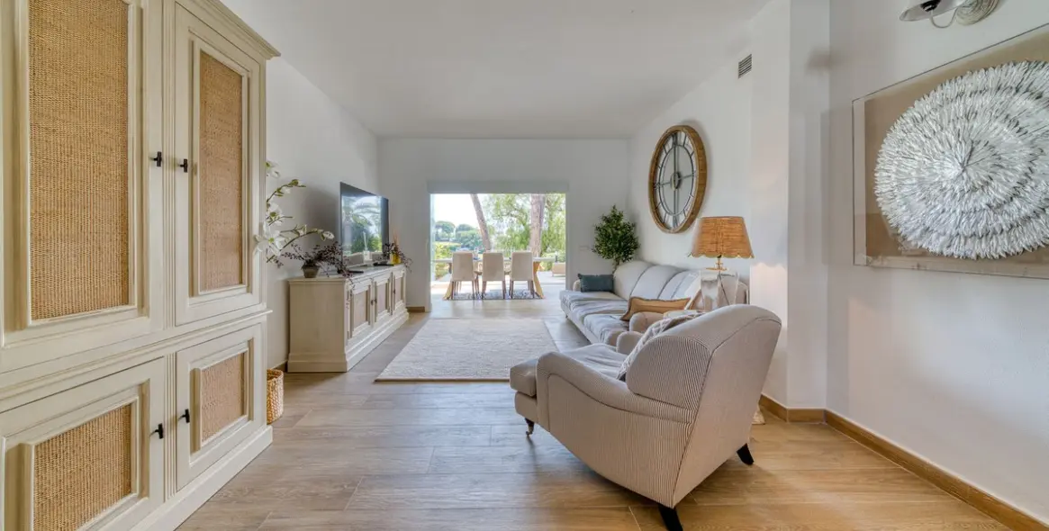 Sale of ground floor apartment in Aloha 24