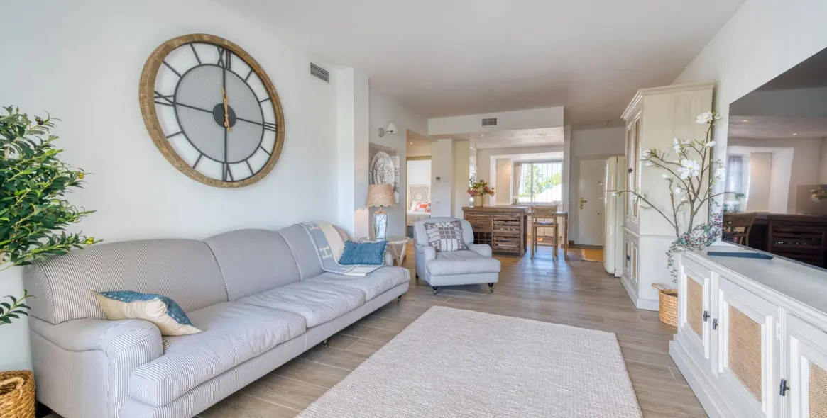 Sale of ground floor apartment in Aloha 28