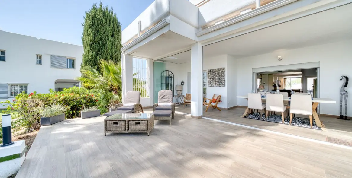 Sale of ground floor apartment in Aloha 37