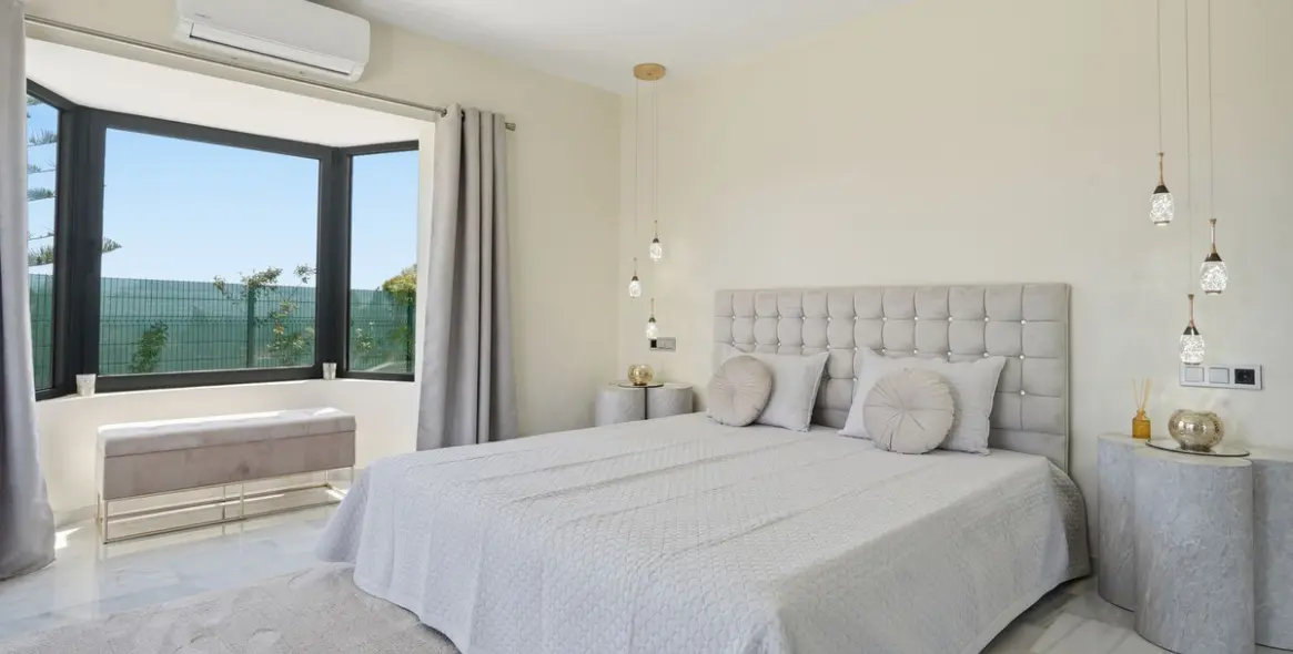 Sale of detached villa in El Chaparral 9