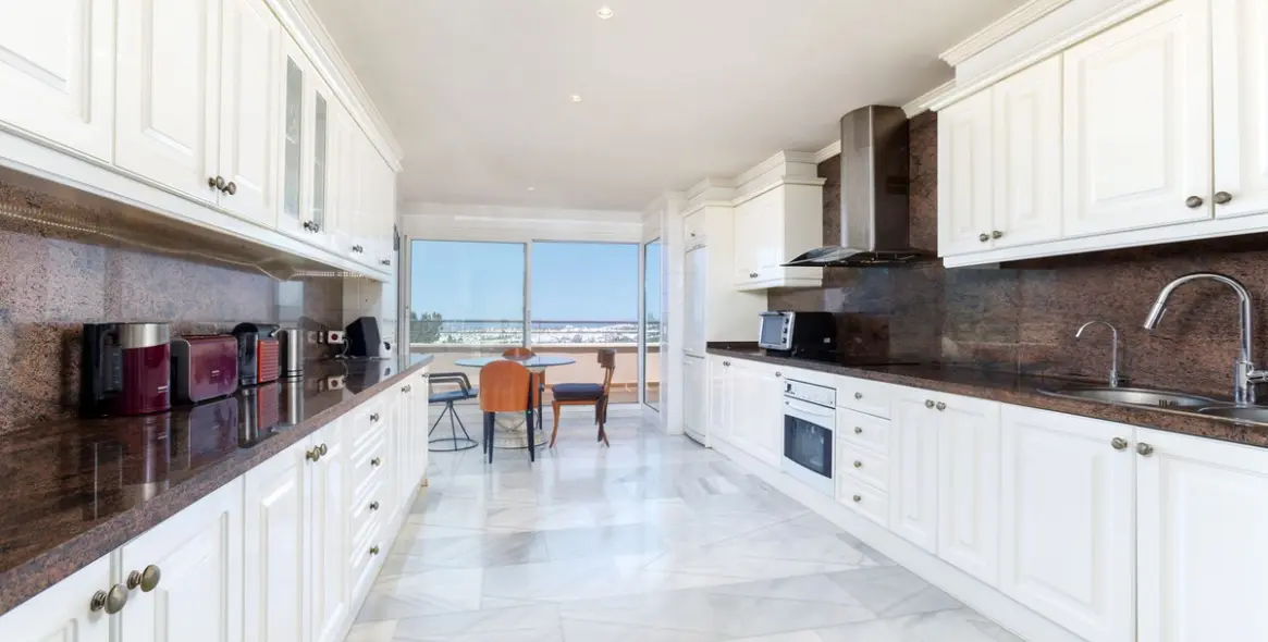 Sale of middle floor apartment in Nueva Andalucía 11