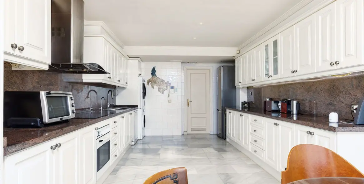 Sale of middle floor apartment in Nueva Andalucía 12