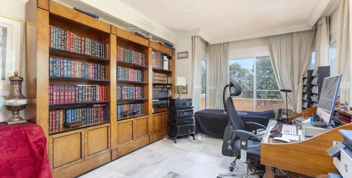 Sale of middle floor apartment in Nueva Andalucía 21