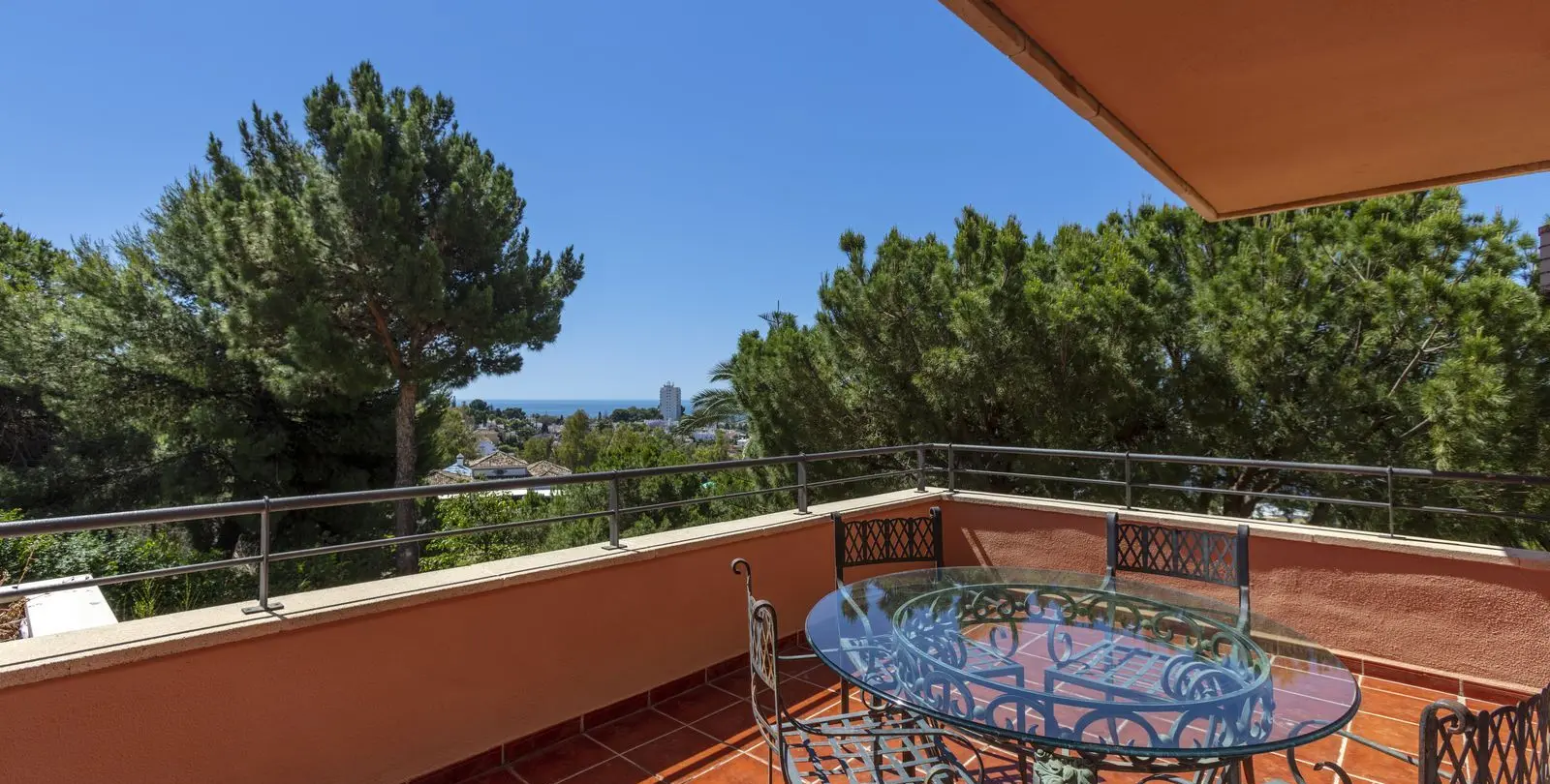 Sale of middle floor apartment in Nueva Andalucía 1
