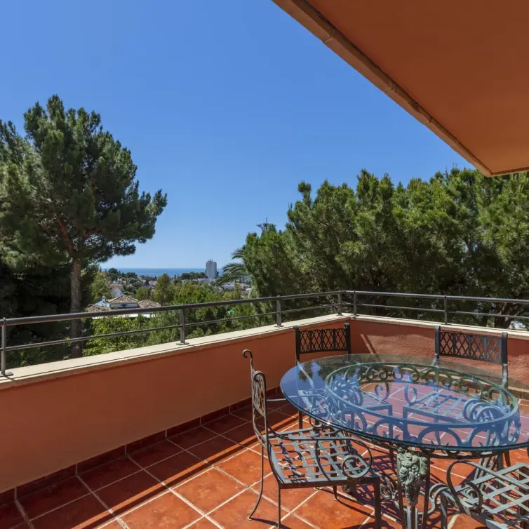 Sale of middle floor apartment in Nueva Andalucía