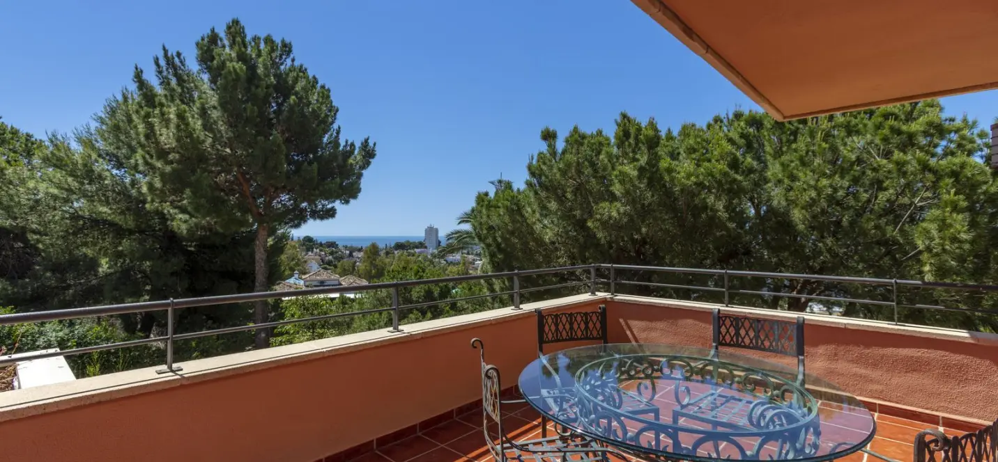 Sale of middle floor apartment in Nueva Andalucía 0