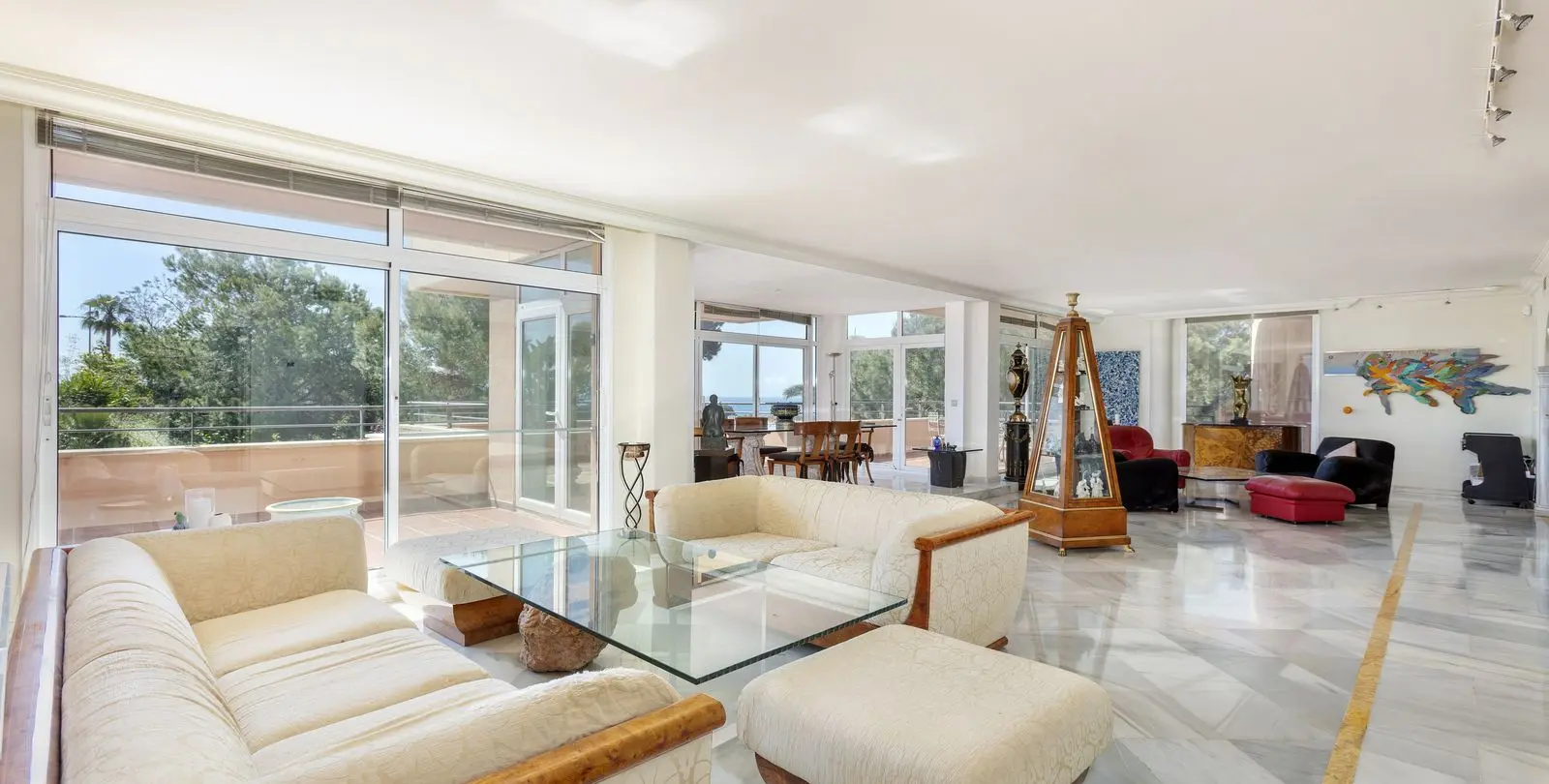 Sale of middle floor apartment in Nueva Andalucía 2