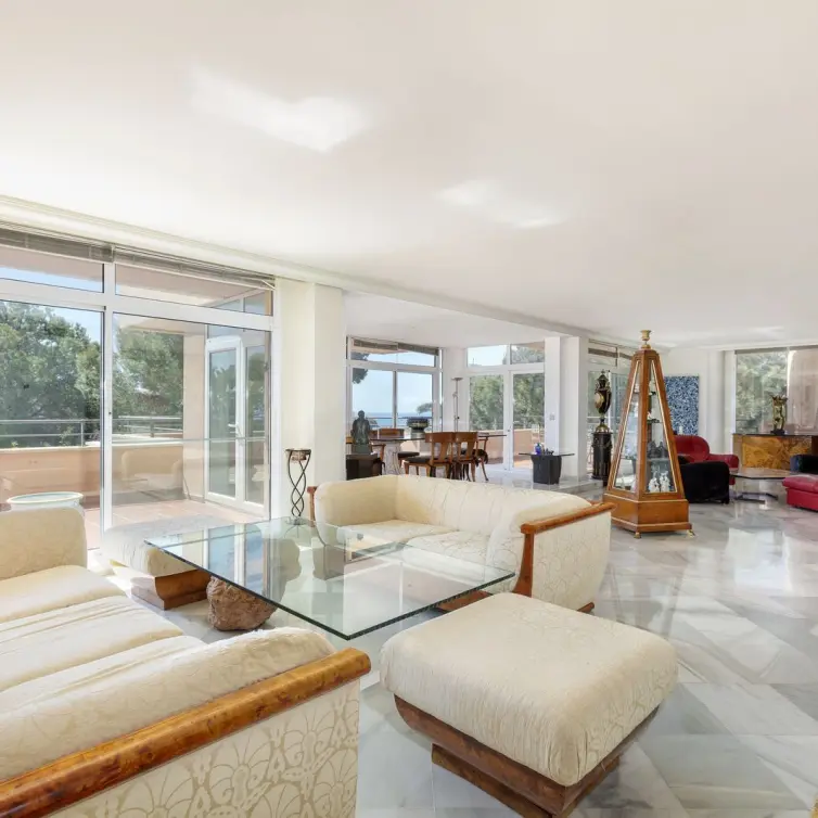 Sale of middle floor apartment in Nueva Andalucía