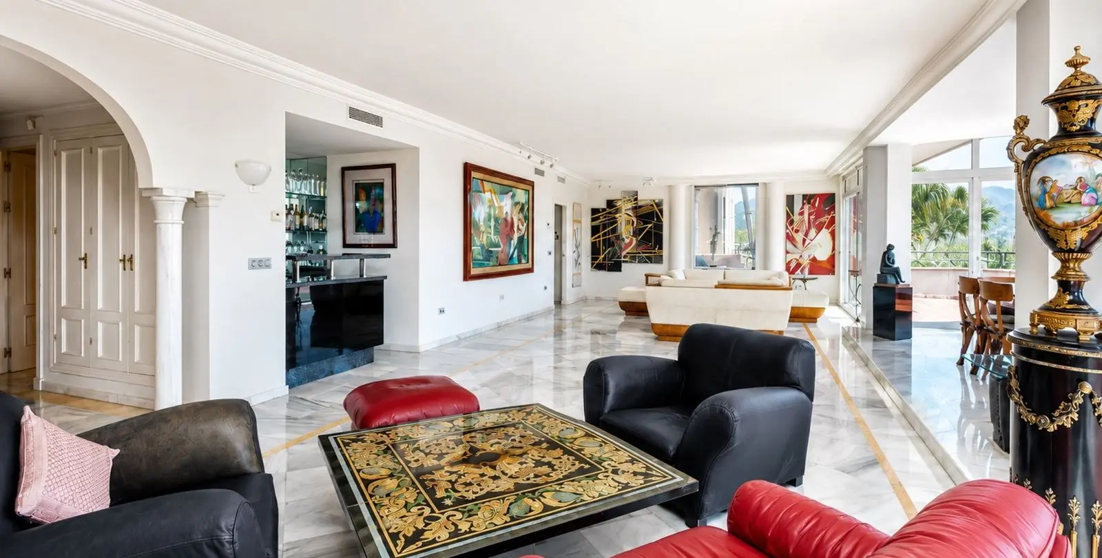Sale of middle floor apartment in Nueva Andalucía 3