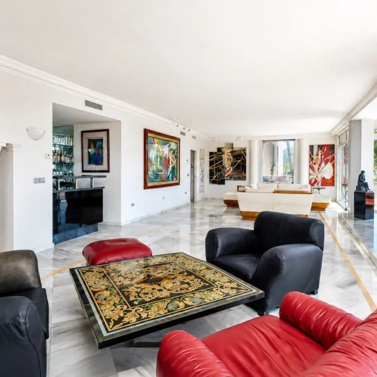 Sale of middle floor apartment in Nueva Andalucía
