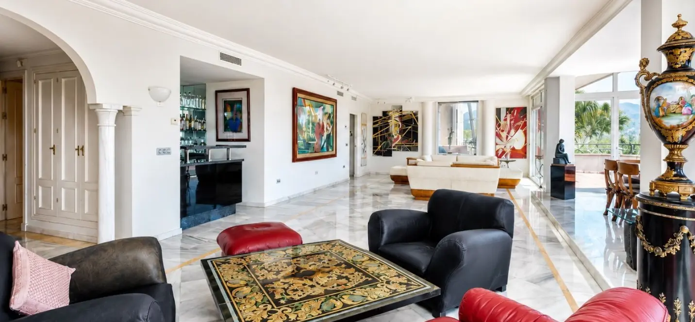 Sale of middle floor apartment in Nueva Andalucía 2