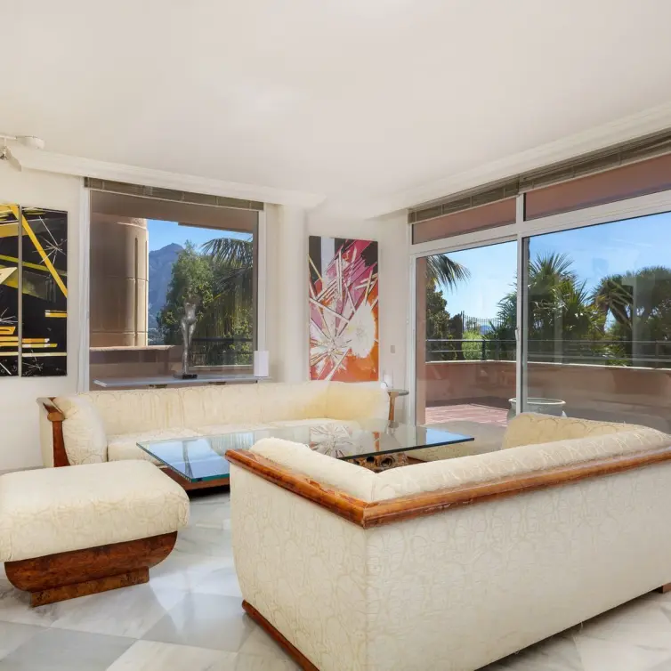 Sale of middle floor apartment in Nueva Andalucía