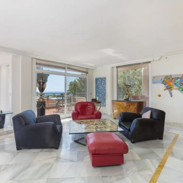 Sale of middle floor apartment in Nueva Andalucía
