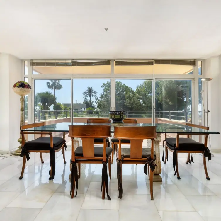 Sale of middle floor apartment in Nueva Andalucía
