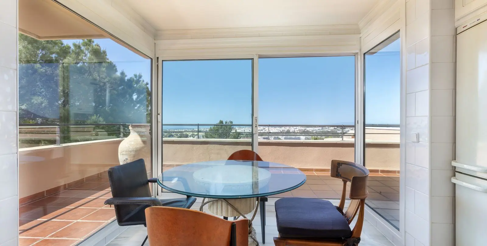 Sale of middle floor apartment in Nueva Andalucía 10