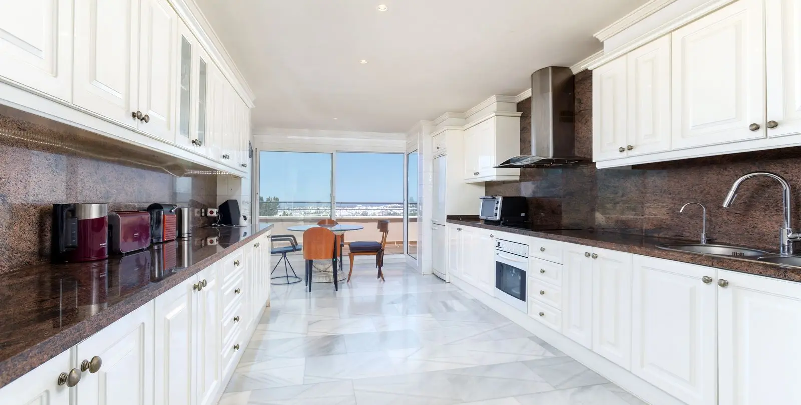 Sale of middle floor apartment in Nueva Andalucía 11