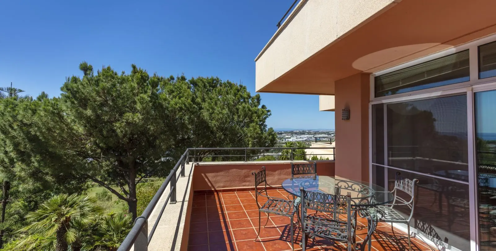 Sale of middle floor apartment in Nueva Andalucía 13