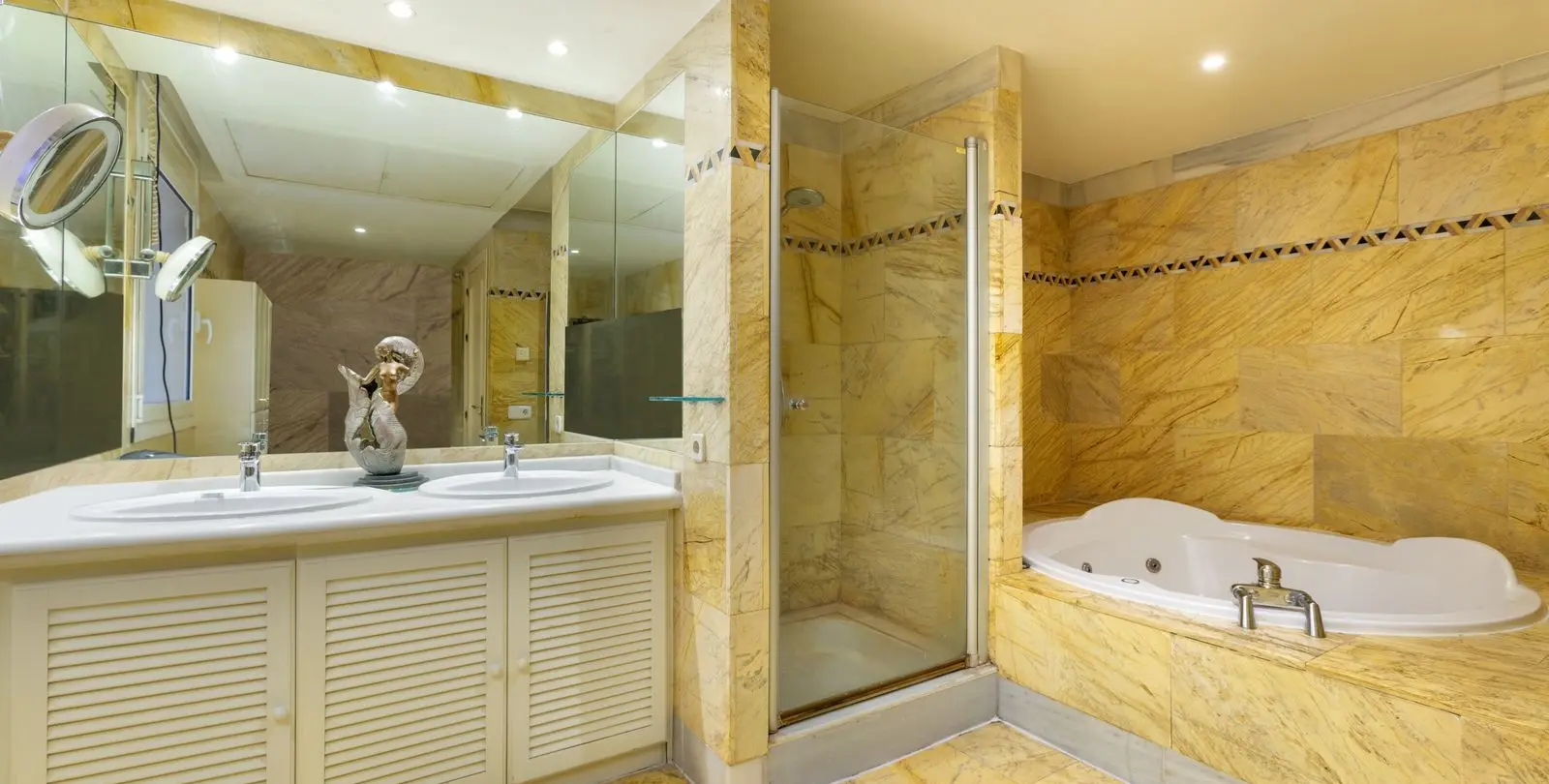 Sale of middle floor apartment in Nueva Andalucía 16