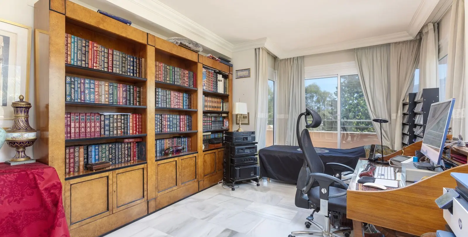 Sale of middle floor apartment in Nueva Andalucía 21