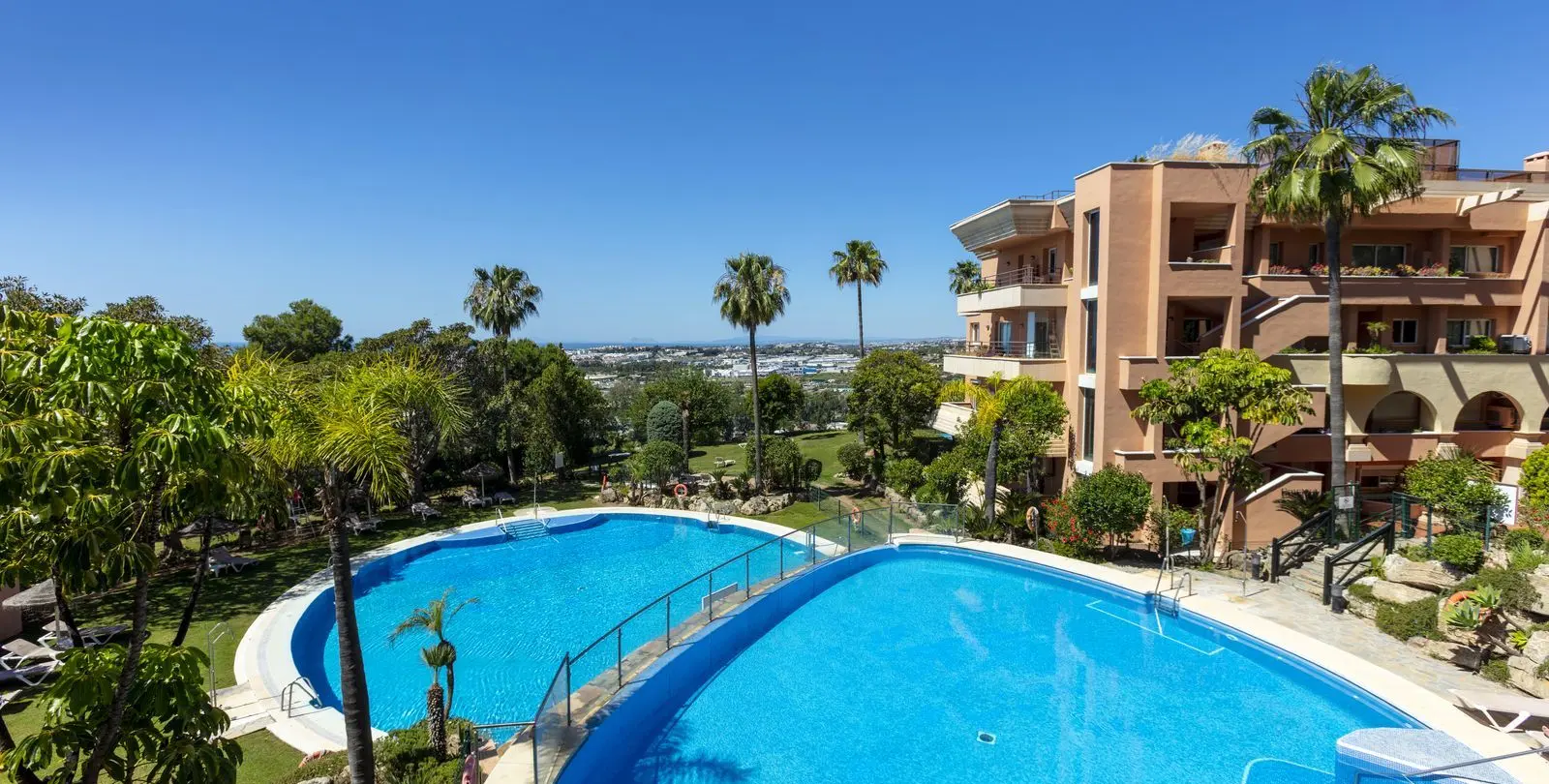 Sale of middle floor apartment in Nueva Andalucía 22