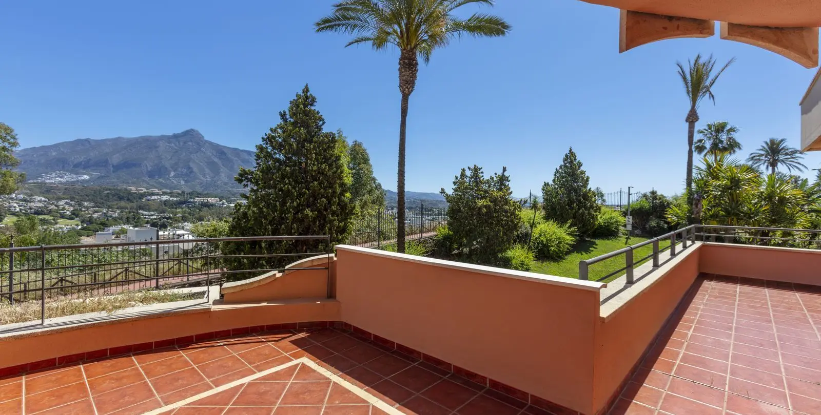 Sale of middle floor apartment in Nueva Andalucía 24