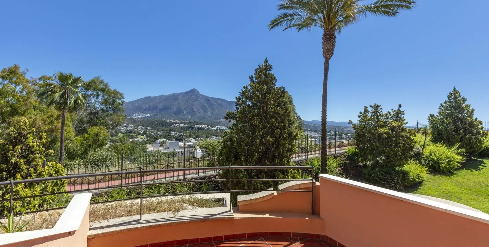 Sale of middle floor apartment in Nueva Andalucía 25