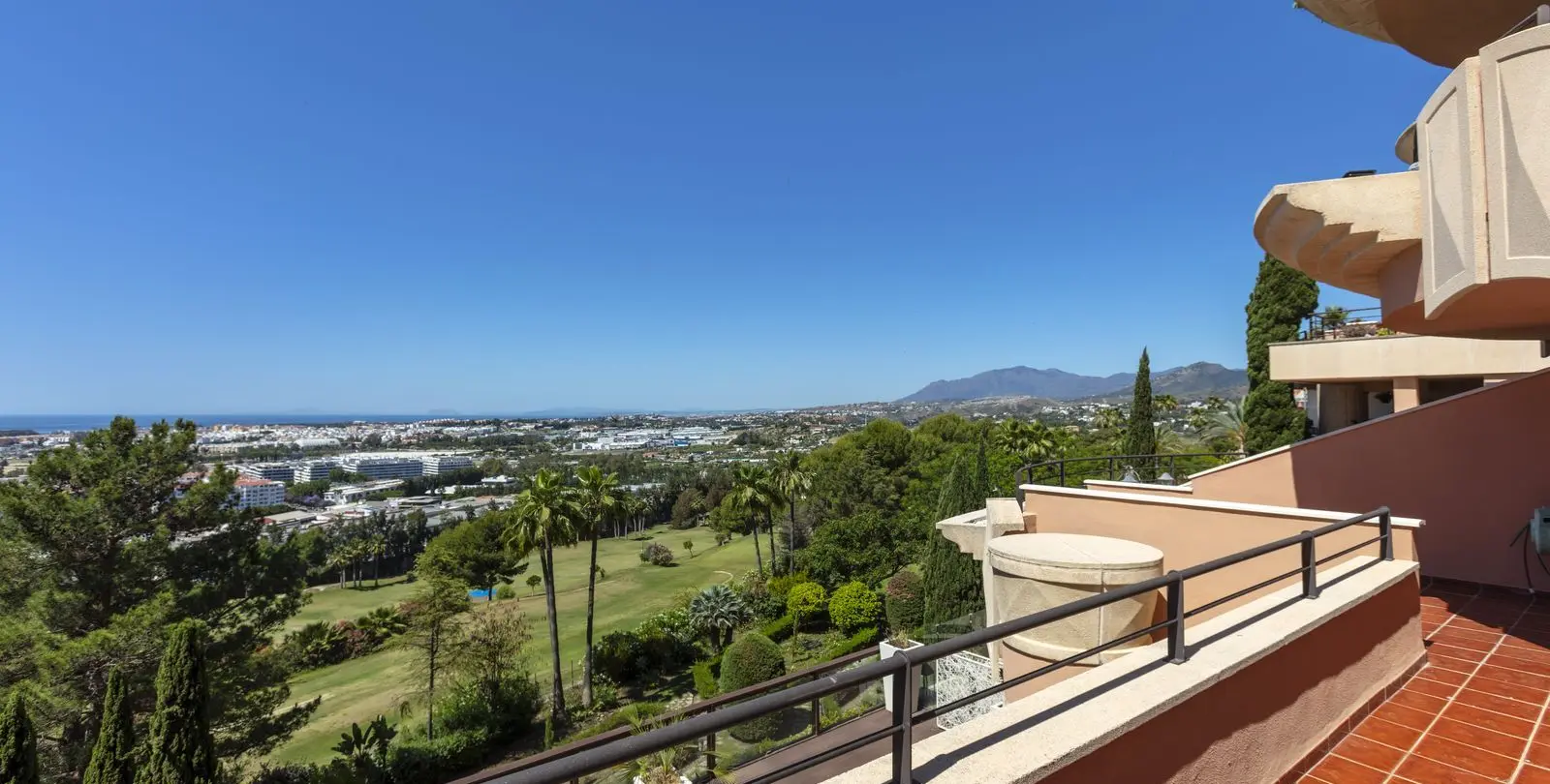 Sale of middle floor apartment in Nueva Andalucía 27