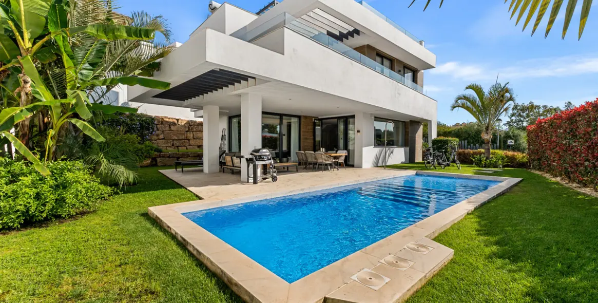 Short-term rent of detached villa in New Golden Mile 1