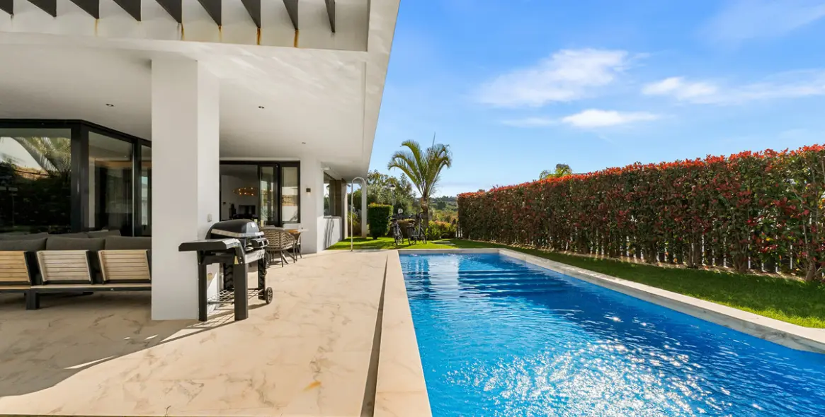 Short-term rent of detached villa in New Golden Mile 2