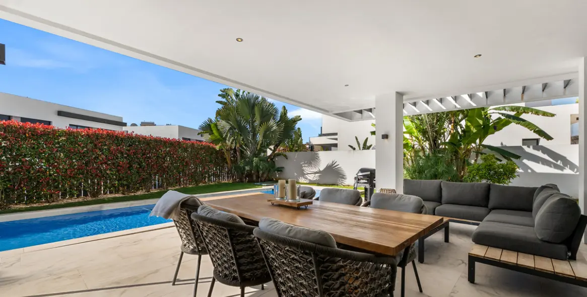 Short-term rent of detached villa in New Golden Mile 3