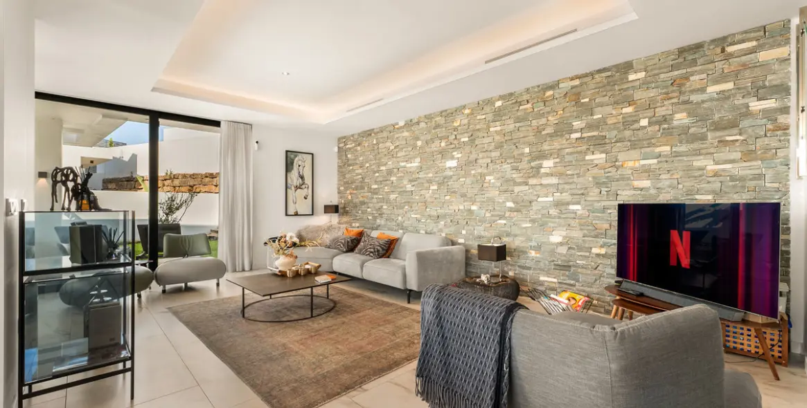 Short-term rent of detached villa in New Golden Mile 4