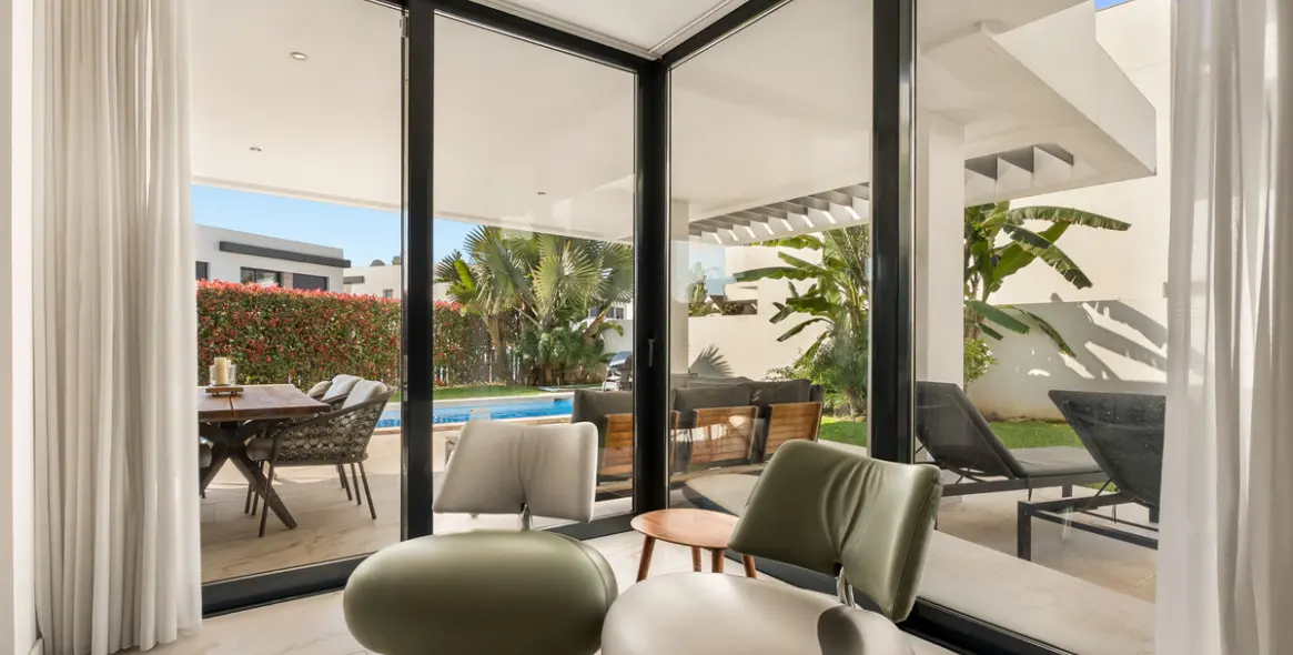 Short-term rent of detached villa in New Golden Mile 5