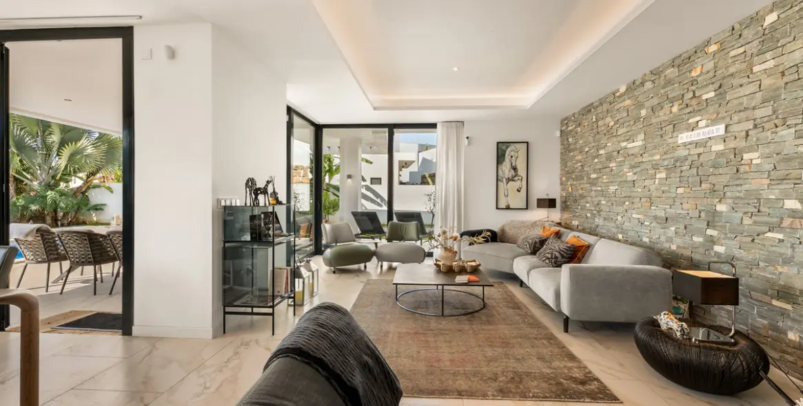 Short-term rent of detached villa in New Golden Mile 6