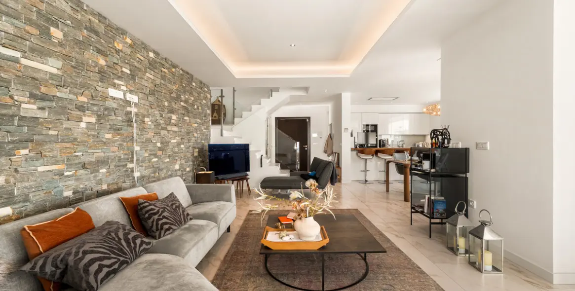 Short-term rent of detached villa in New Golden Mile 8