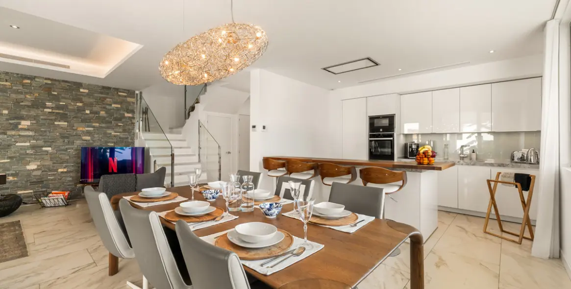 Short-term rent of detached villa in New Golden Mile 10