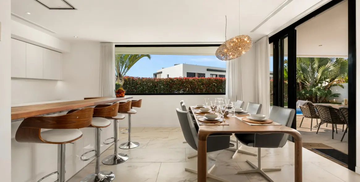 Short-term rent of detached villa in New Golden Mile 14