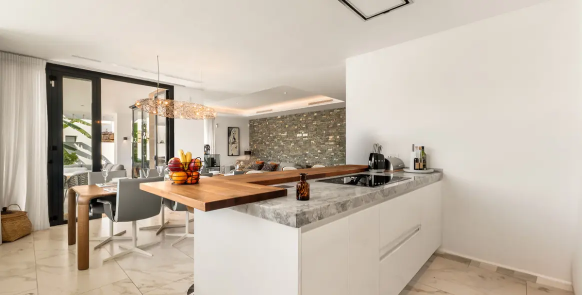 Short-term rent of detached villa in New Golden Mile 15