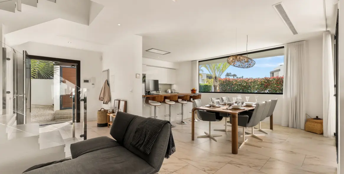 Short-term rent of detached villa in New Golden Mile 16