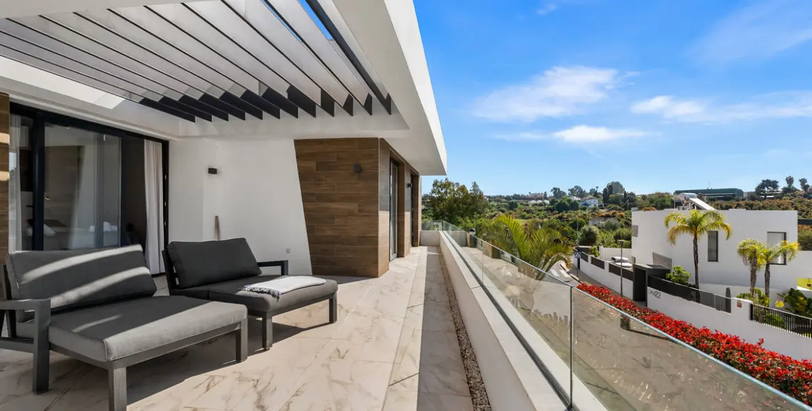 Short-term rent of detached villa in New Golden Mile 18