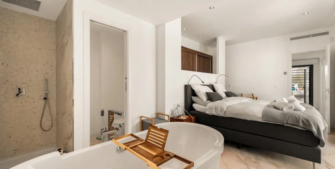Short-term rent of detached villa in New Golden Mile 22